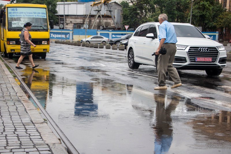 Спасительная прохлада: в Днепре пошел летний дождь 8