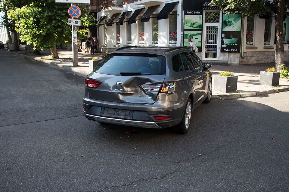 ДТП на Воскресенской: не поделили дорогу Seat и Lexus 2