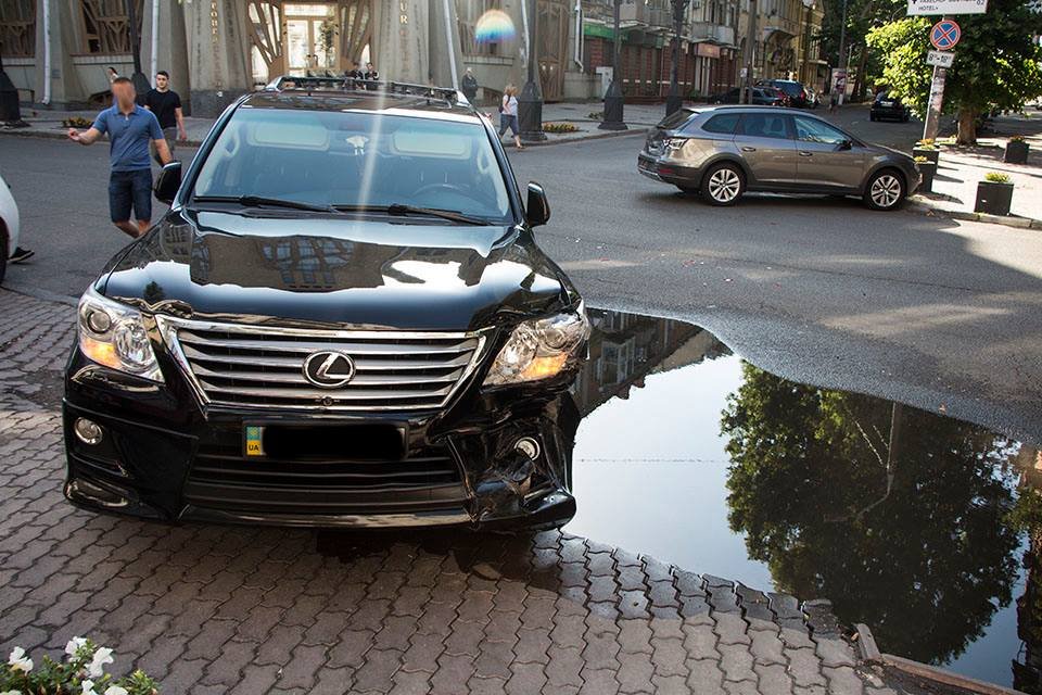 ДТП на Воскресенской: не поделили дорогу Seat и Lexus 5