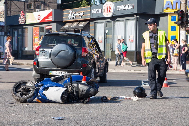 ДТП на Калиновой: скутер влетел в бок Toyota 1