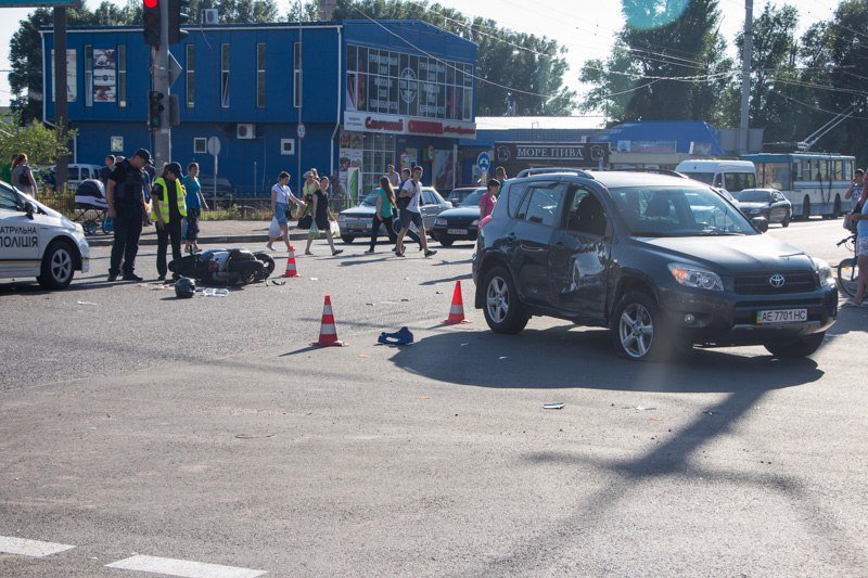ДТП на Калиновой: скутер влетел в бок Toyota 6