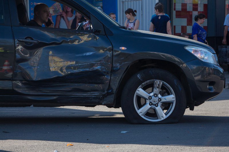 ДТП на Калиновой: скутер влетел в бок Toyota 10