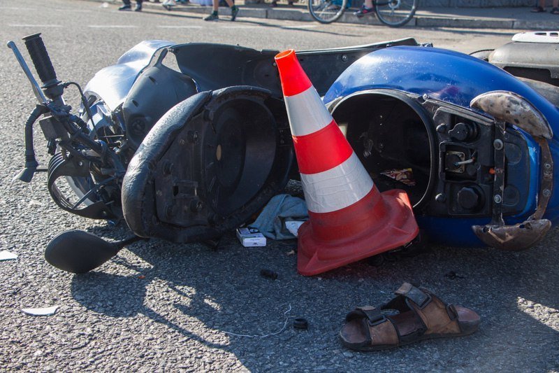 ДТП на Калиновой: скутер влетел в бок Toyota 11