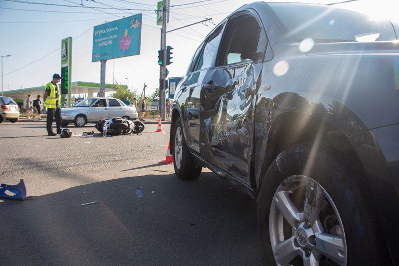 ДТП на Калиновой: скутер влетел в бок Toyota 12