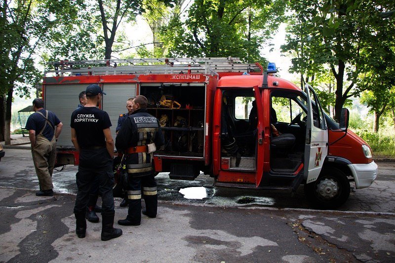 Пожар на Данилы Нечая: поджигатель напал на спасателя с ножом 2