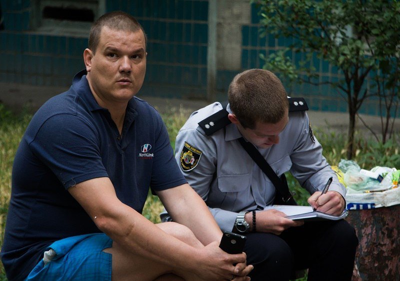 Пожар на Данилы Нечая: поджигатель напал на спасателя с ножом 5