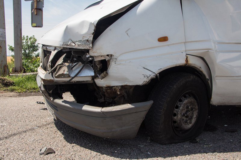 ДТП на Аэропортовской: ГАЗель ударила маршрутку с пассажирами 2