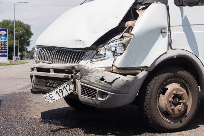 ДТП на Аэропортовской: ГАЗель ударила маршрутку с пассажирами 4