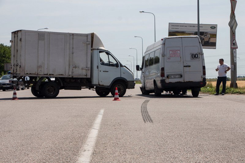 ДТП на Аэропортовской: ГАЗель ударила маршрутку с пассажирами 5