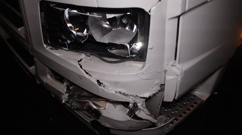 Ночное ДТП на Донецком шоссе: Mitsubishi въехал в грузовик MAN 3