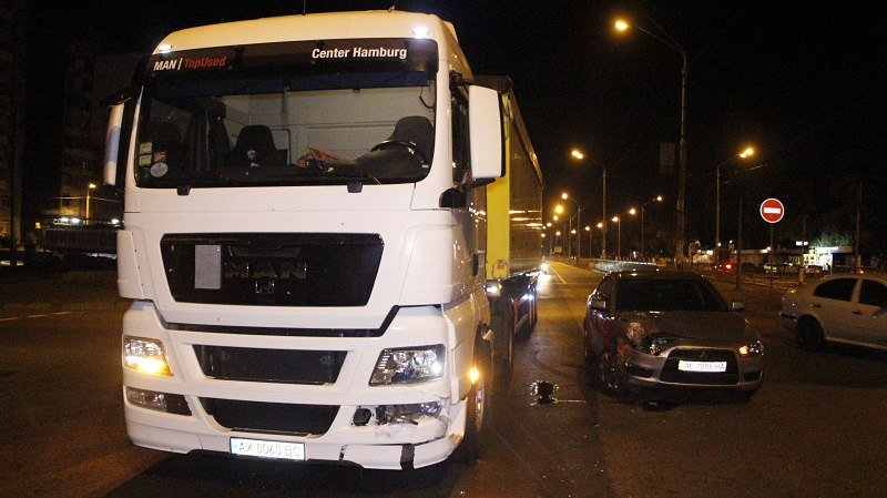 Ночное ДТП на Донецком шоссе: Mitsubishi въехал в грузовик MAN 7