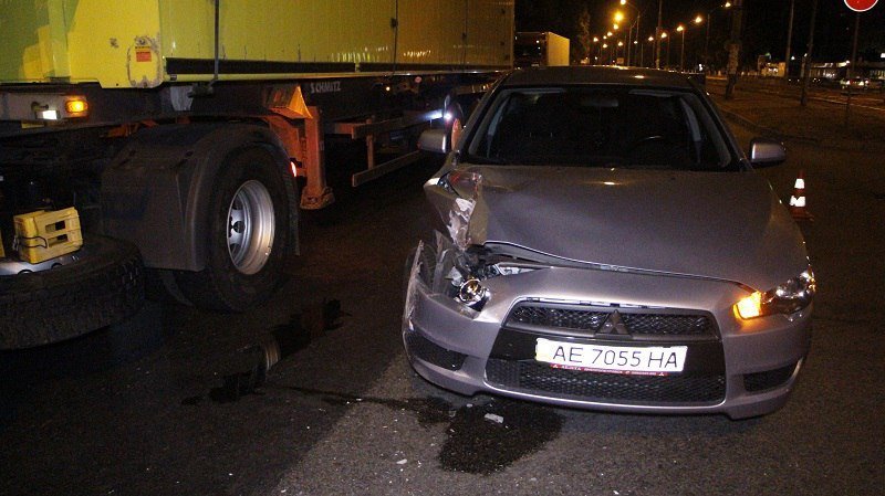 Ночное ДТП на Донецком шоссе: Mitsubishi въехал в грузовик MAN 10