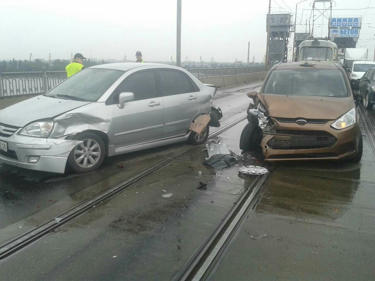 ДТП на Амурском мосту: столкнулись три автомобиля 1