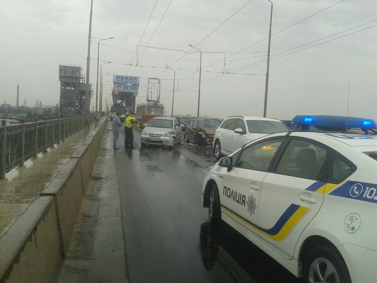 ДТП на Амурском мосту: столкнулись три автомобиля 4