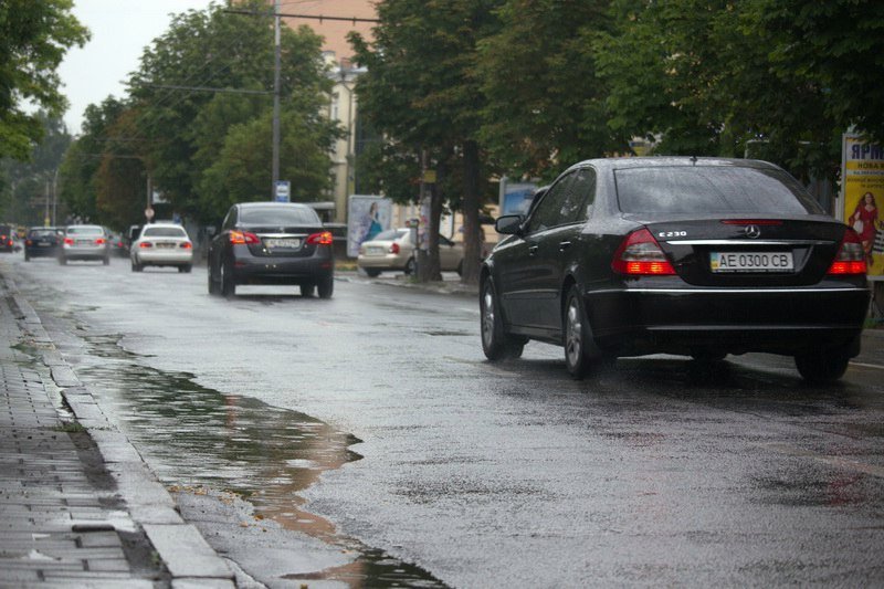 В Днепре пошел летний дождь: красивые фото непогоды 5