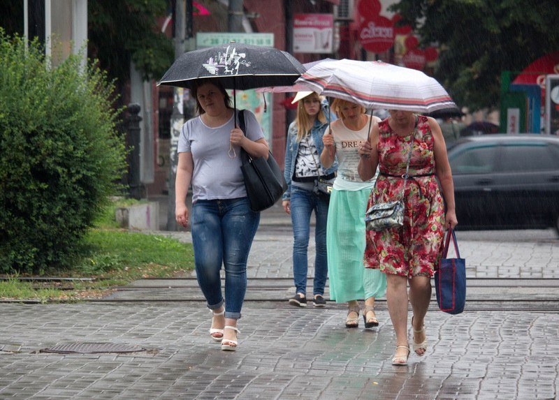 В Днепре пошел летний дождь: красивые фото непогоды 6