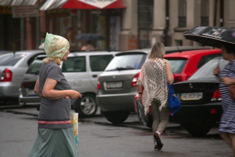 В Днепре пошел летний дождь: красивые фото непогоды 13