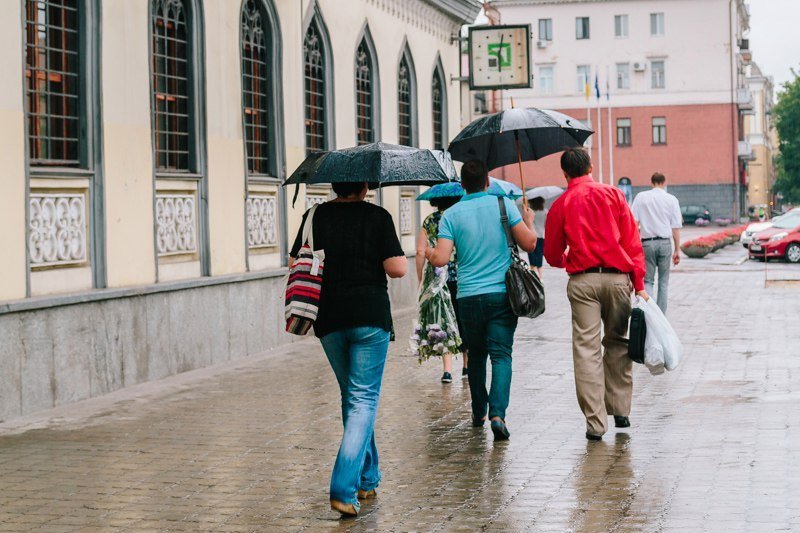 В Днепре пошел летний дождь: красивые фото непогоды 15