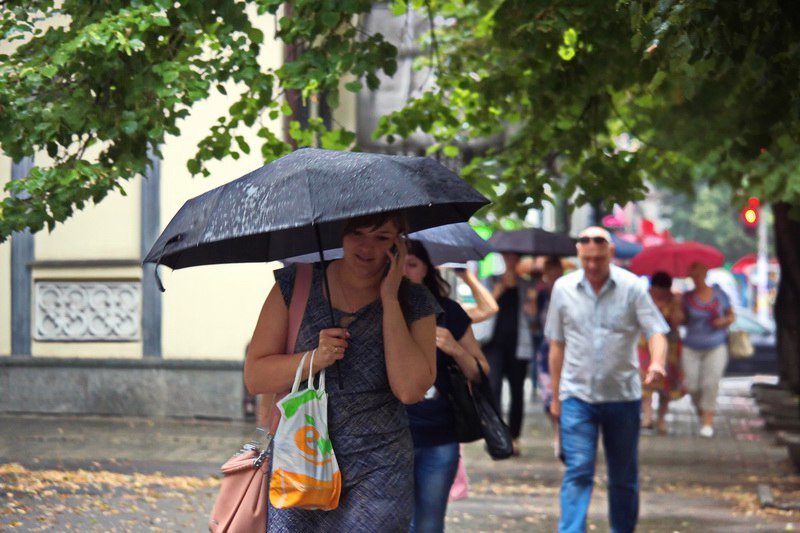 В Днепре пошел летний дождь: красивые фото непогоды 16