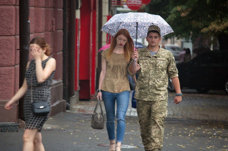 В Днепре пошел летний дождь: красивые фото непогоды 17