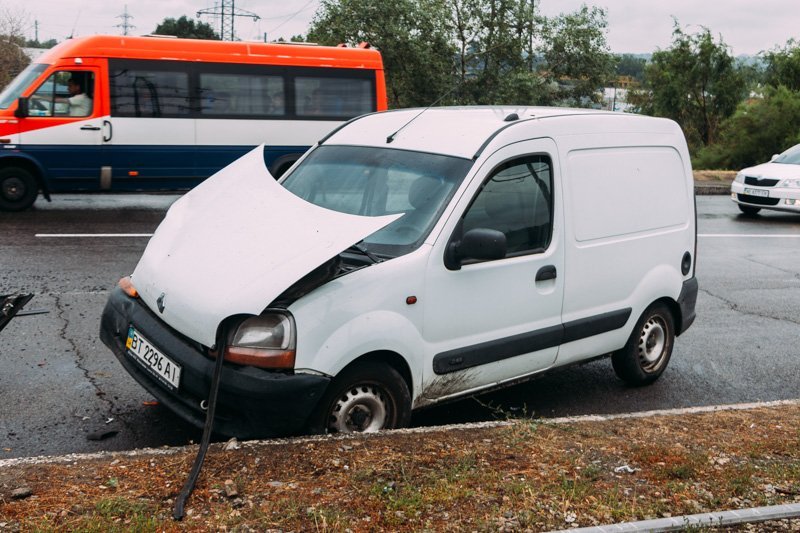 Мокрый асфальт и плохая видимость: на Кайдакском мосту столкнулись три автомобиля 1