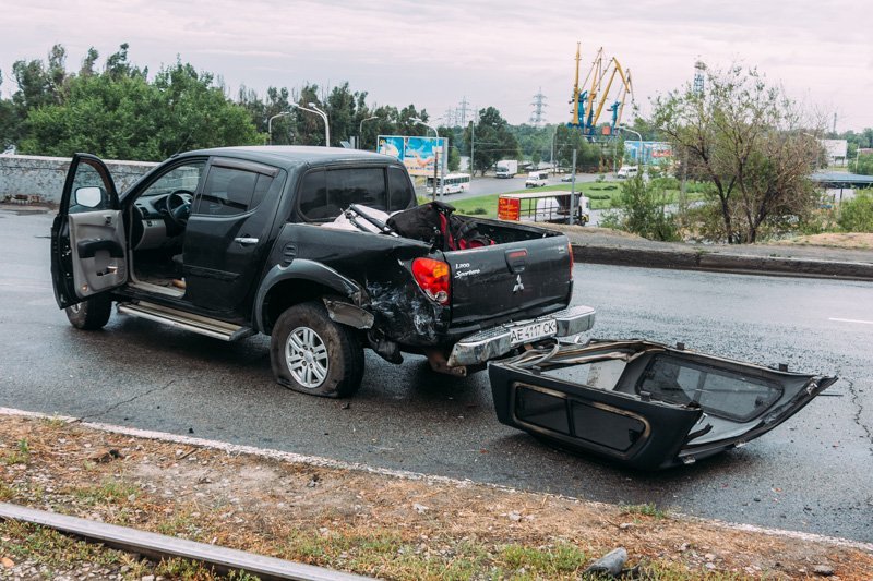 Мокрый асфальт и плохая видимость: на Кайдакском мосту столкнулись три автомобиля 2