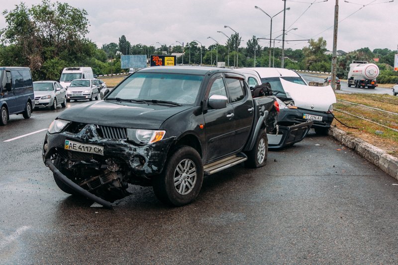 Мокрый асфальт и плохая видимость: на Кайдакском мосту столкнулись три автомобиля 3