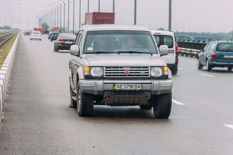Мокрый асфальт и плохая видимость: на Кайдакском мосту столкнулись три автомобиля 4