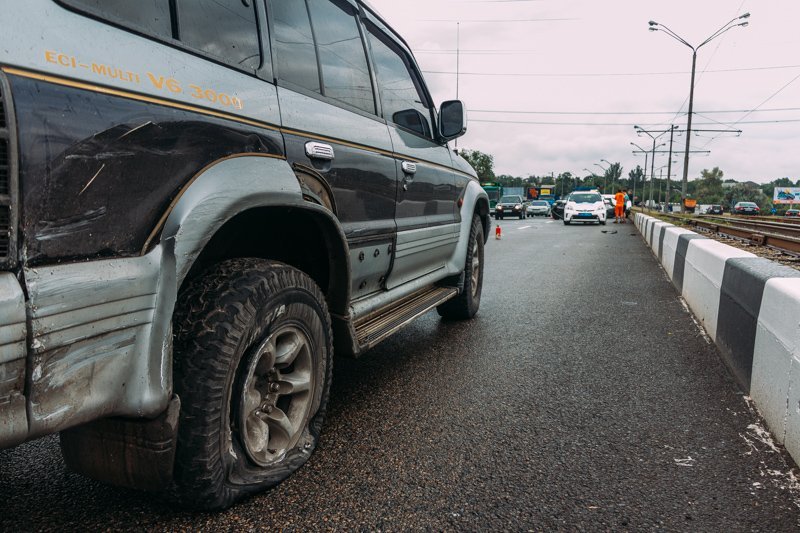 Мокрый асфальт и плохая видимость: на Кайдакском мосту столкнулись три автомобиля 5