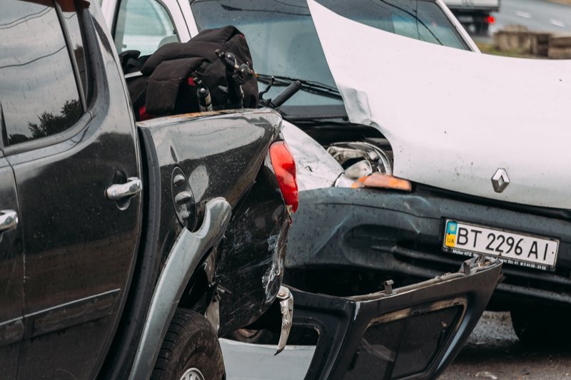 Мокрый асфальт и плохая видимость: на Кайдакском мосту столкнулись три автомобиля 6