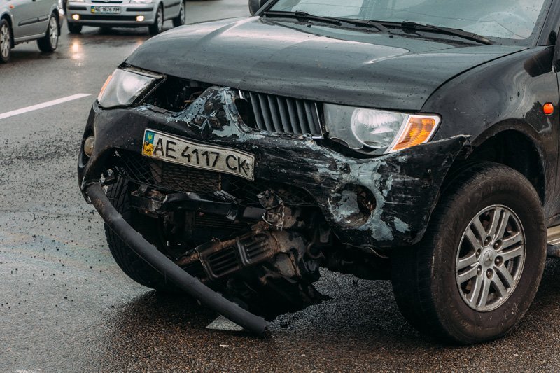 Мокрый асфальт и плохая видимость: на Кайдакском мосту столкнулись три автомобиля 7