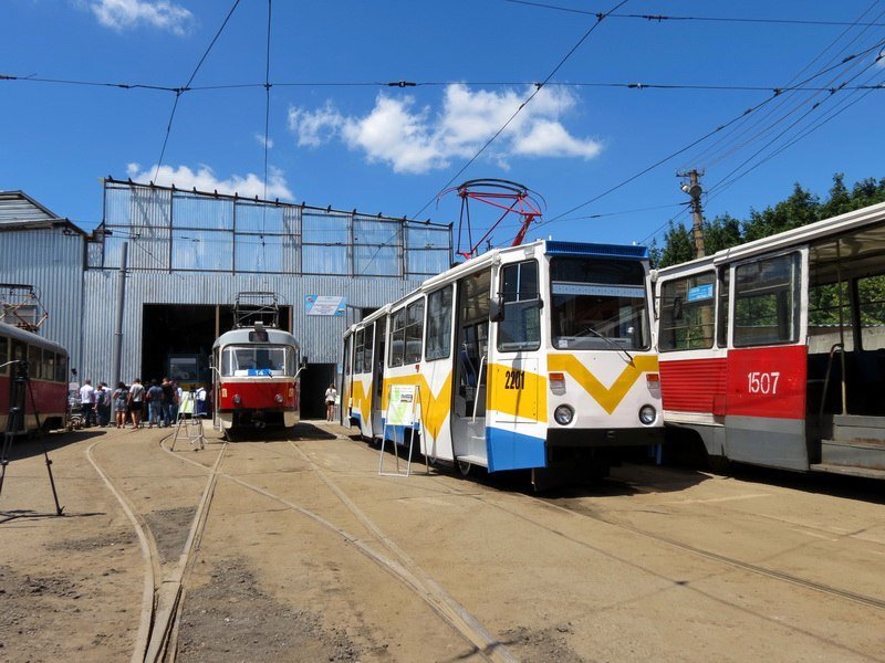 Удобные сиденья, антивандальное покрытие и табло: в Днепре представили отреставрированные трамваи 1