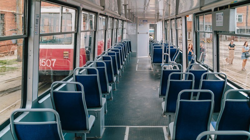 Удобные сиденья, антивандальное покрытие и табло: в Днепре представили отреставрированные трамваи 5