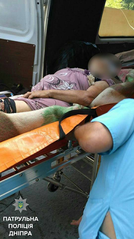 Минутка добра: в Днепре полицейские спасли жизнь больной женщине 1