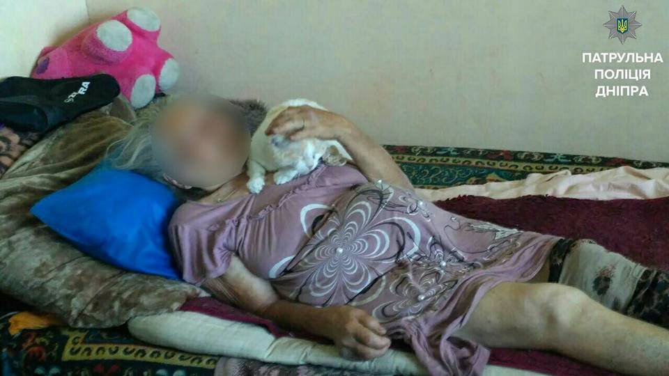 Минутка добра: в Днепре полицейские спасли жизнь больной женщине 2