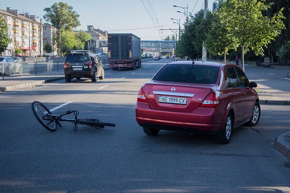ДТП на Слобожанском проспекте: велосипедист столкнулся с автомобилем Nissan 2