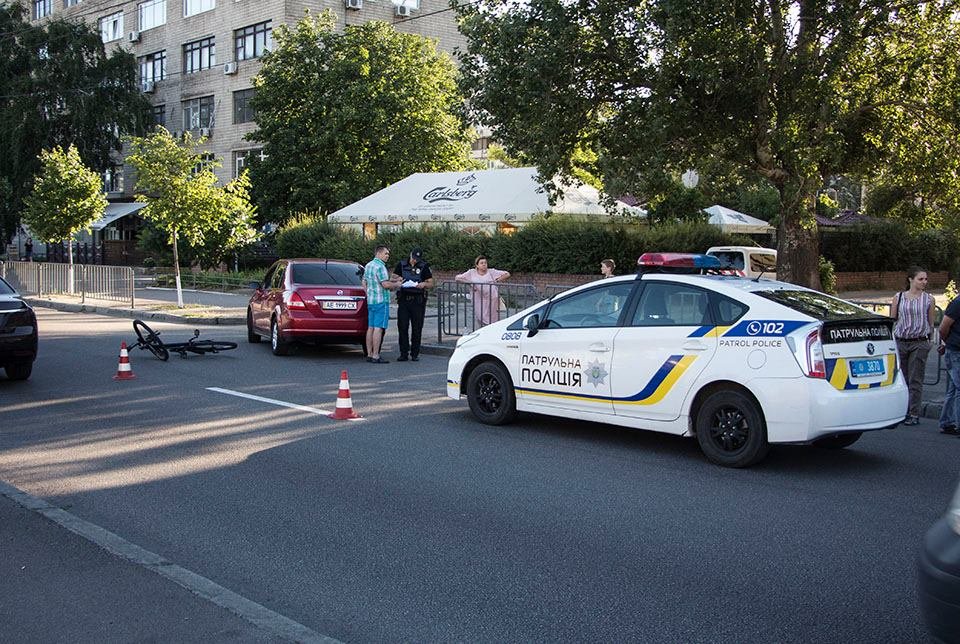 ДТП на Слобожанском проспекте: велосипедист столкнулся с автомобилем Nissan 4