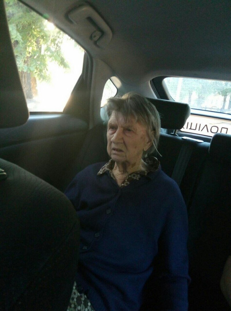 В центре Днепра нашли бабушку с потерей памяти: разыскиваются родственники 1
