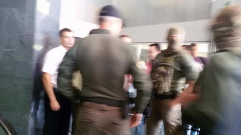 Обыски, люди в камуфляже и с автоматами: что происходит в офисе "ПриватБанка" в Днепре 1