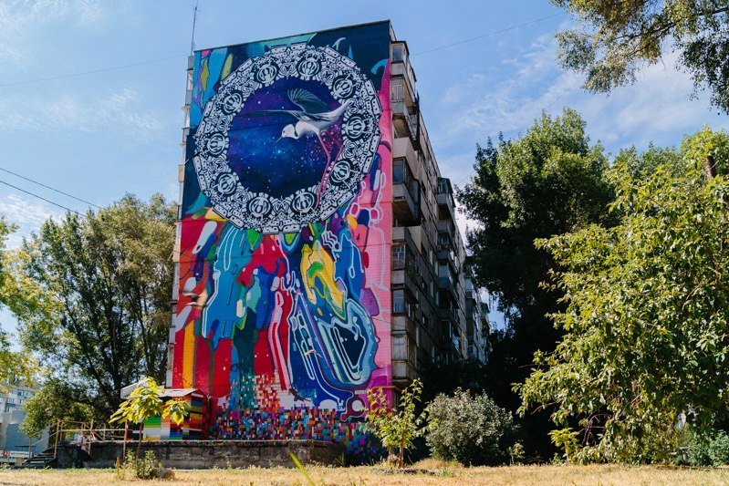 Мурал на Победе: один день создания граффити в минутном видео 1