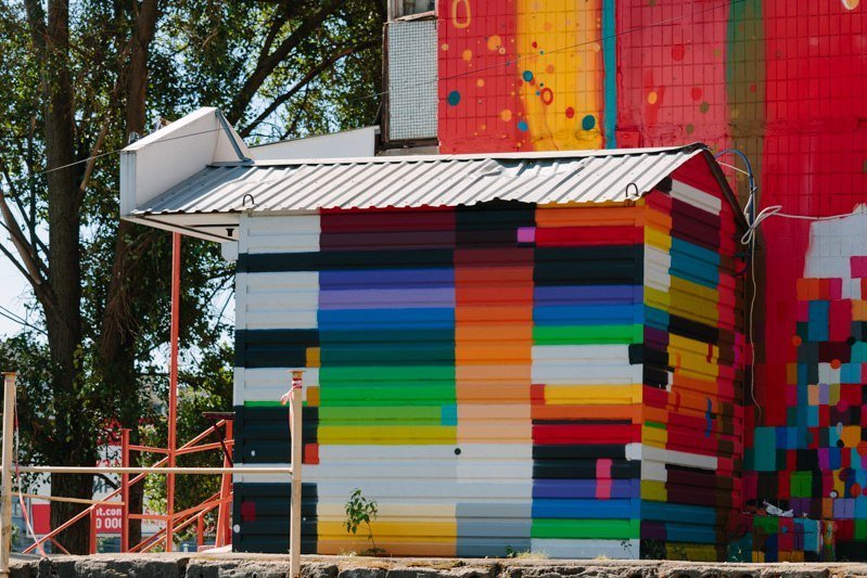 Мурал на Победе: один день создания граффити в минутном видео 5