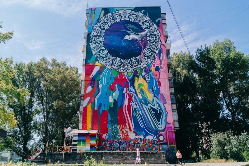 Мурал на Победе: один день создания граффити в минутном видео 6