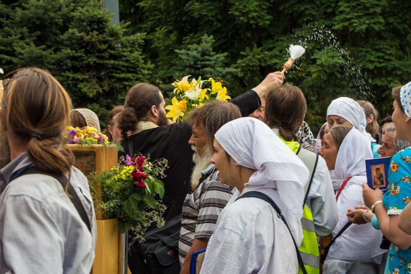 600 километров от Донбасса: по Днепру и области шествует Крестный ход 1