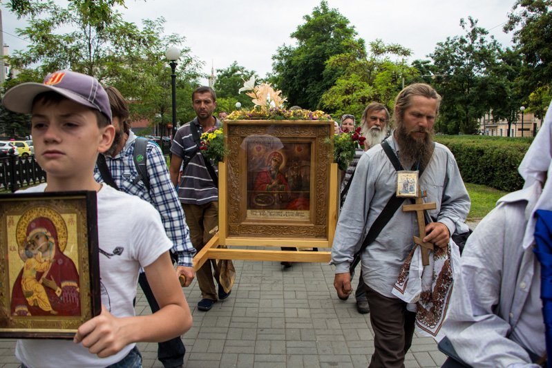 600 километров от Донбасса: по Днепру и области шествует Крестный ход 6