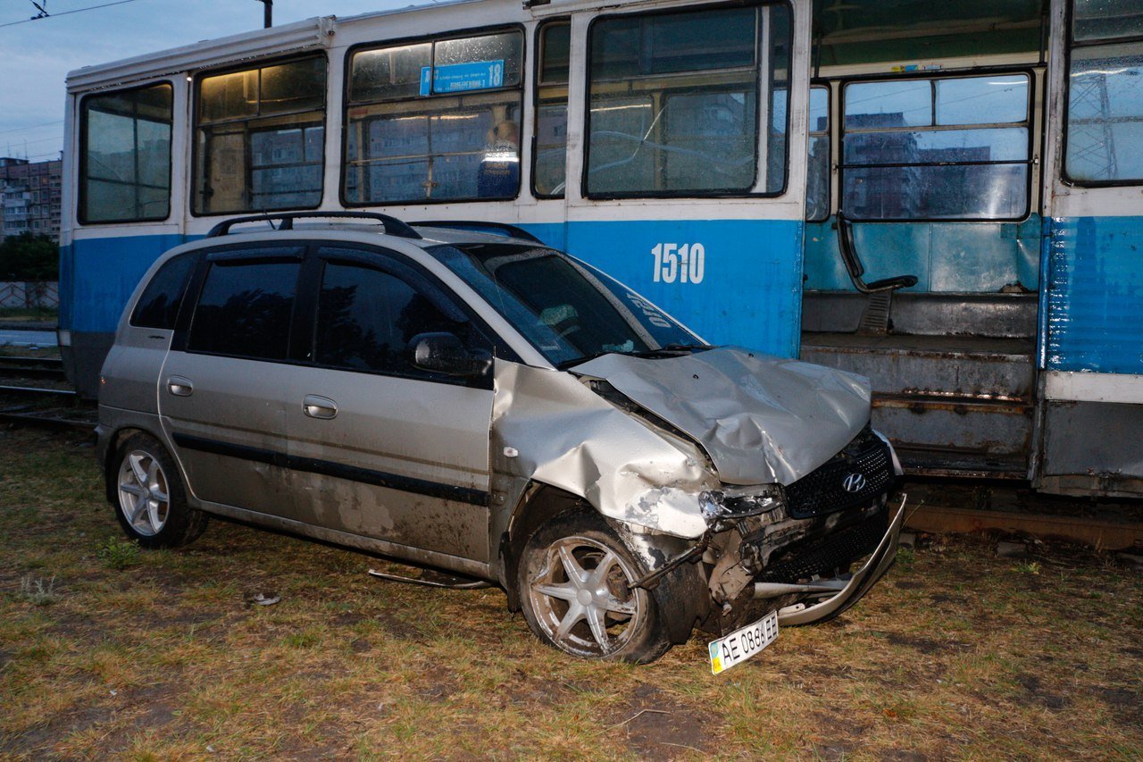 ДТП на Донецком шоссе: столкнулись Volkswagen, Hyundai и трамвай 2