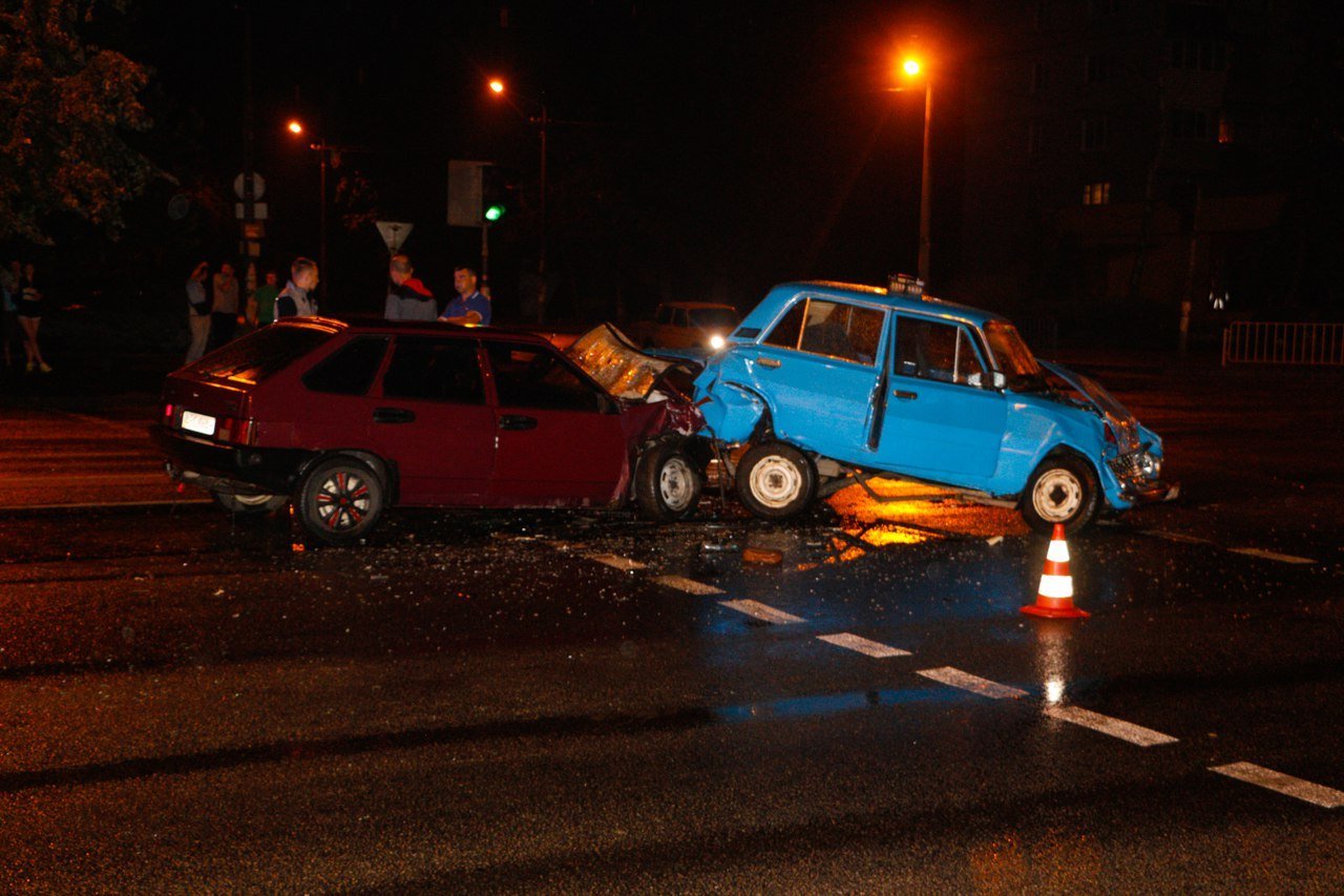 Крупное ДТП на Слобожанском: ВАЗ влетел в стоящие на светофоре машины 1