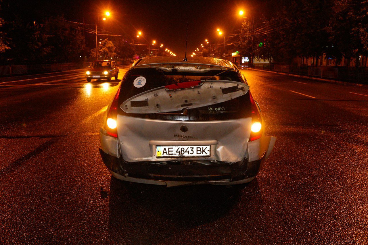 Крупное ДТП на Слобожанском: ВАЗ влетел в стоящие на светофоре машины 2