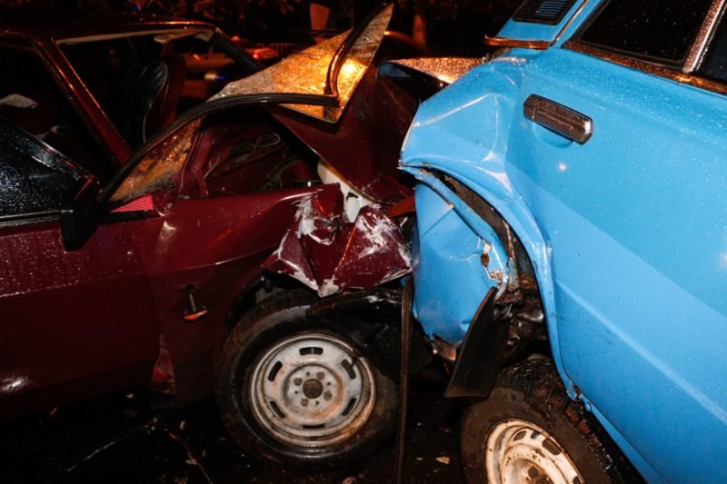 Крупное ДТП на Слобожанском: ВАЗ влетел в стоящие на светофоре машины 4