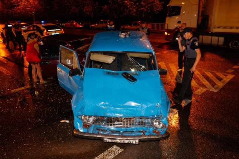 Крупное ДТП на Слобожанском: ВАЗ влетел в стоящие на светофоре машины 5