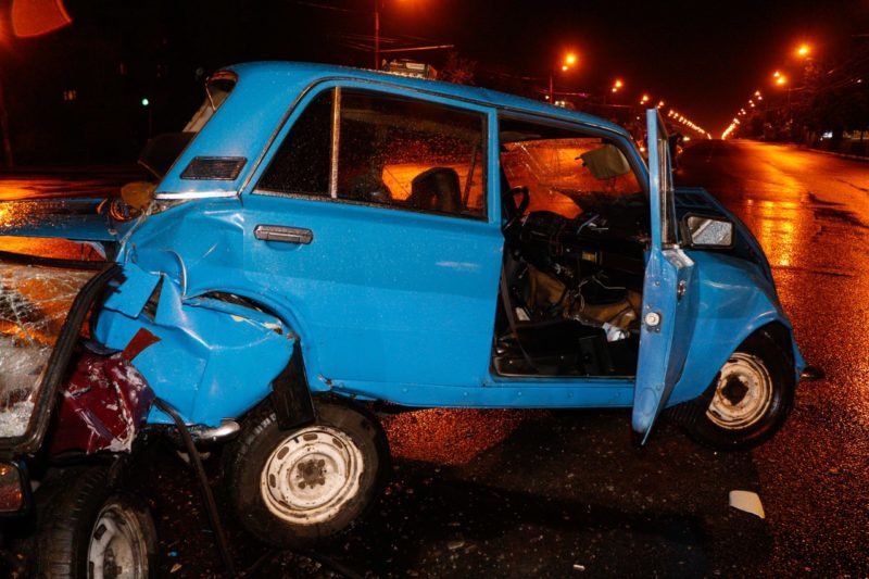 Крупное ДТП на Слобожанском: ВАЗ влетел в стоящие на светофоре машины 8